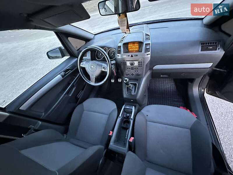 Минивэн Opel Zafira 2006 в Долине