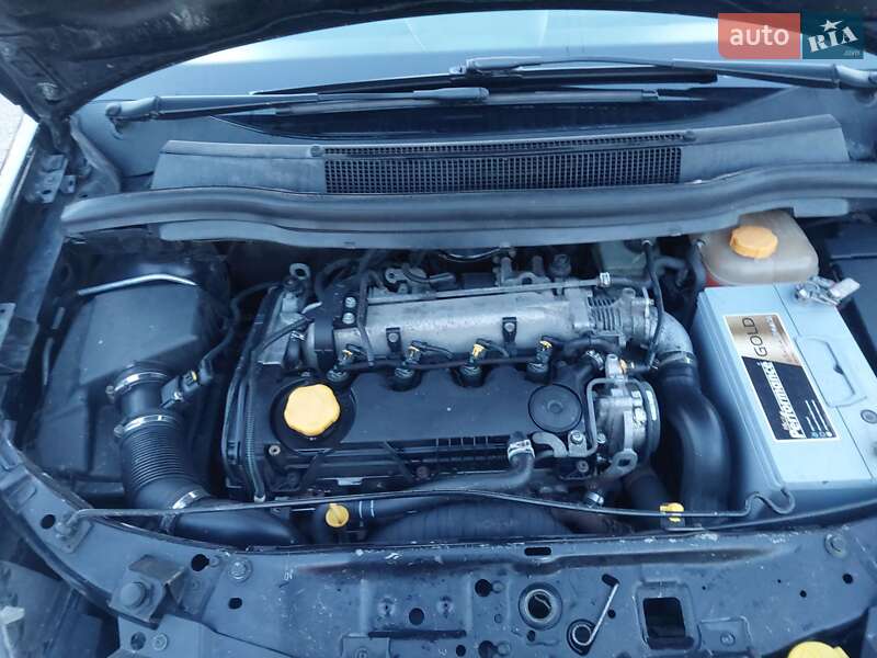 Минивэн Opel Zafira 2006 в Долине