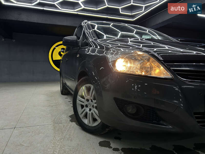 Минивэн Opel Zafira 2011 в Черновцах