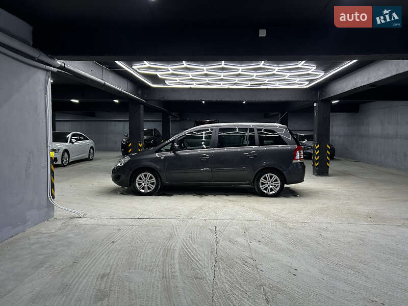 Минивэн Opel Zafira 2011 в Черновцах