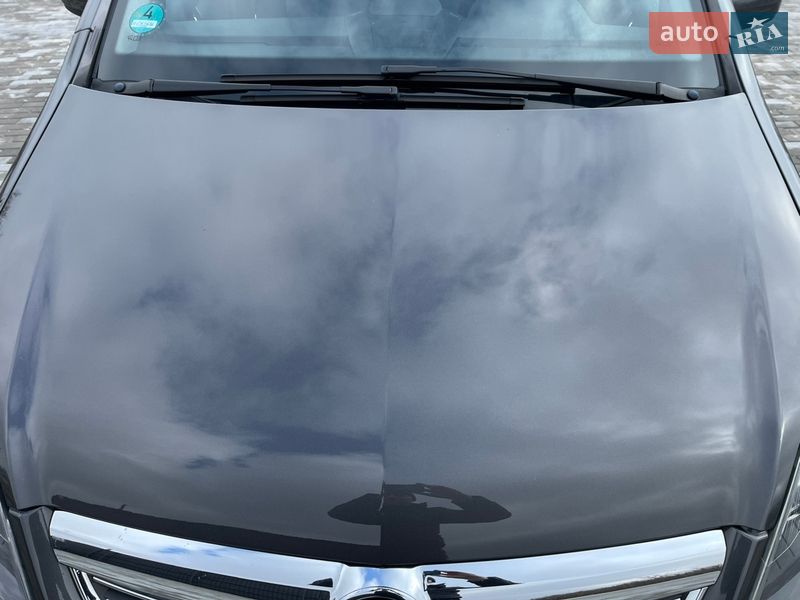 Минивэн Opel Zafira 2010 в Хороле