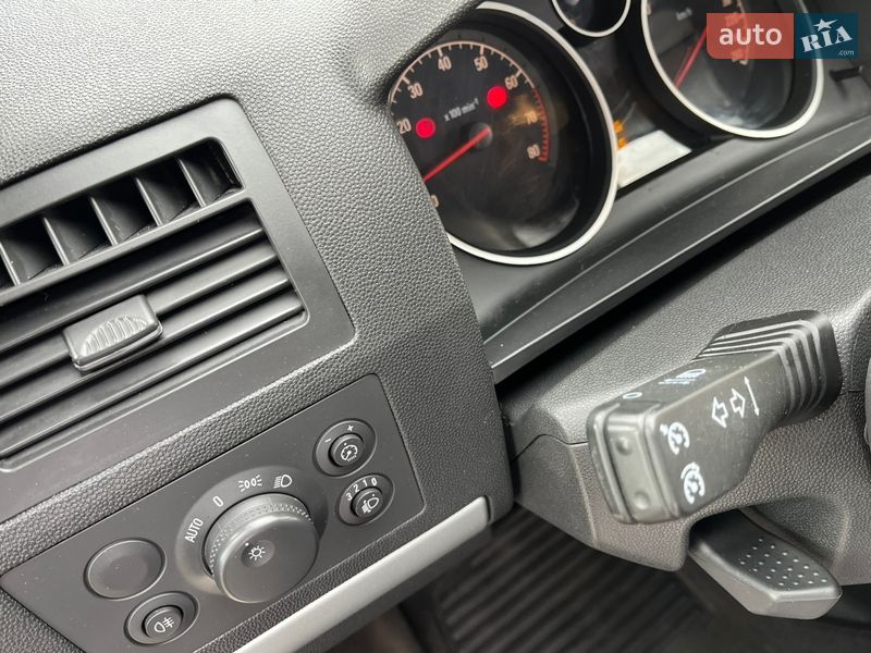 Минивэн Opel Zafira 2010 в Хороле