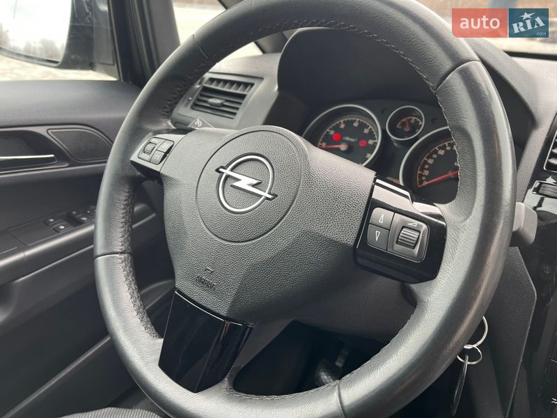 Минивэн Opel Zafira 2010 в Хороле