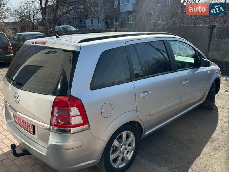 Минивэн Opel Zafira 2009 в Хороле