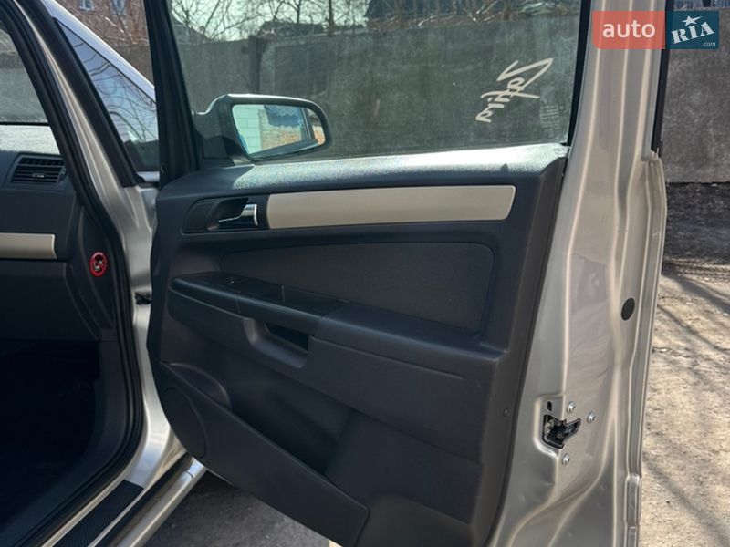 Минивэн Opel Zafira 2009 в Хороле