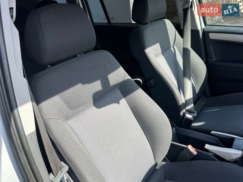 Минивэн Opel Zafira 2009 в Хороле