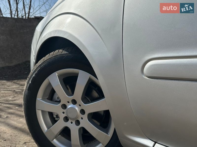 Минивэн Opel Zafira 2009 в Хороле