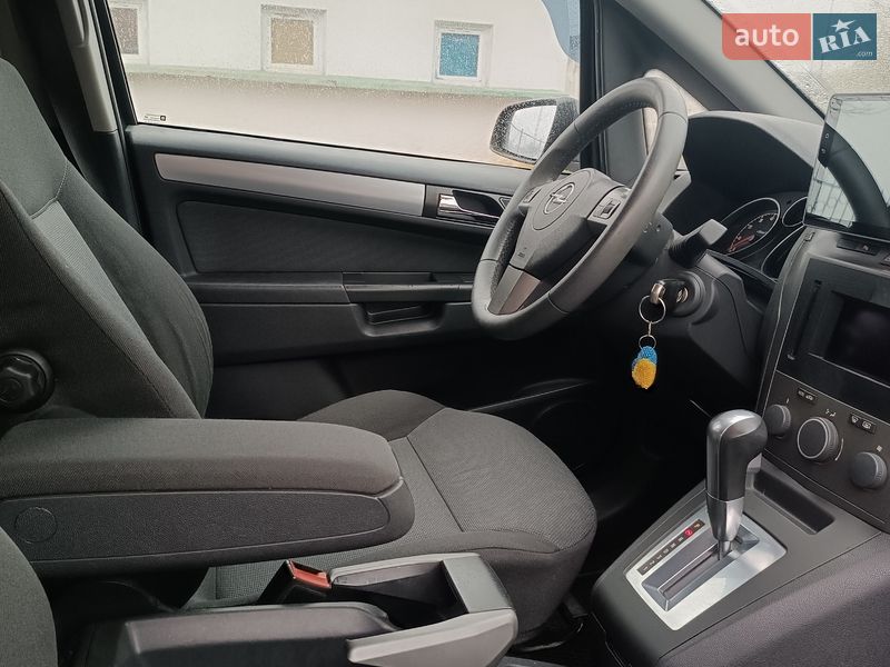 Минивэн Opel Zafira 2006 в Долине