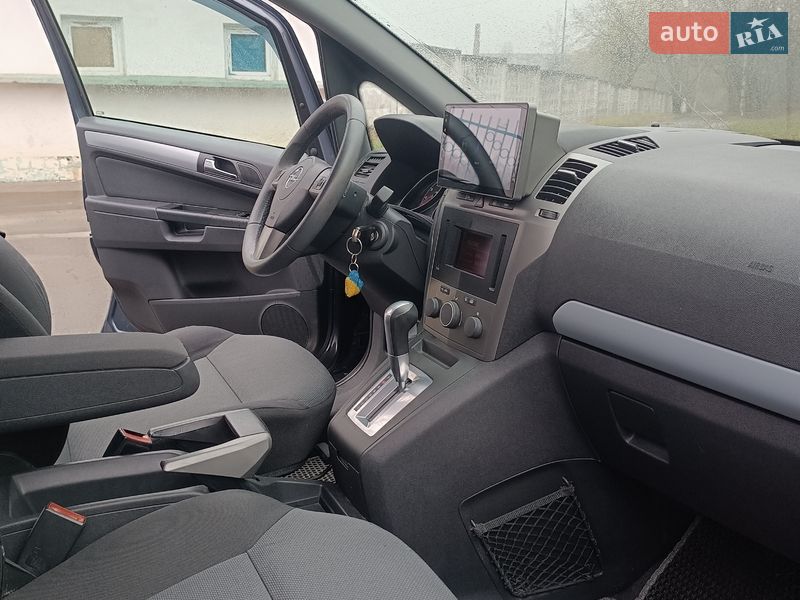 Минивэн Opel Zafira 2006 в Долине