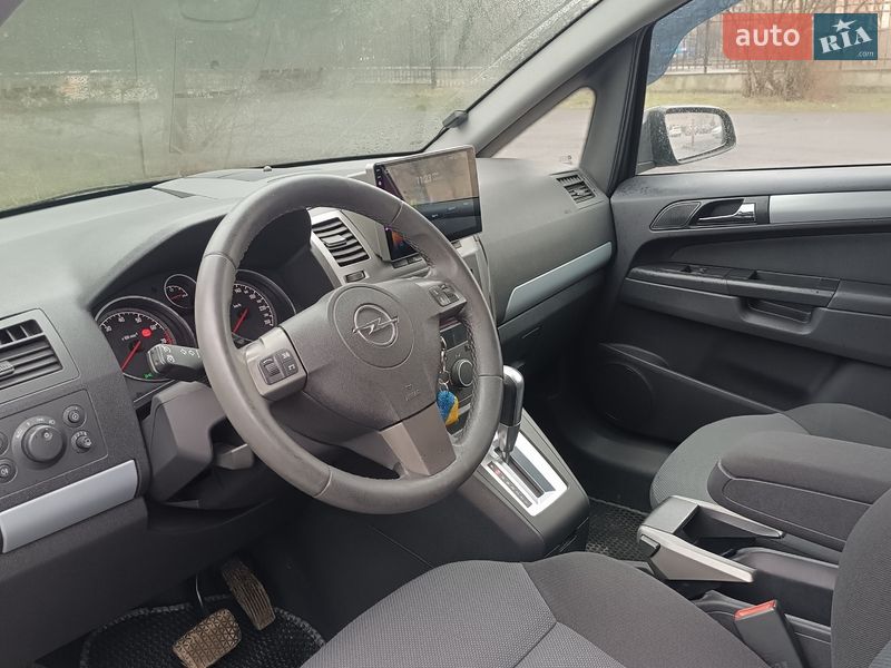 Минивэн Opel Zafira 2006 в Долине