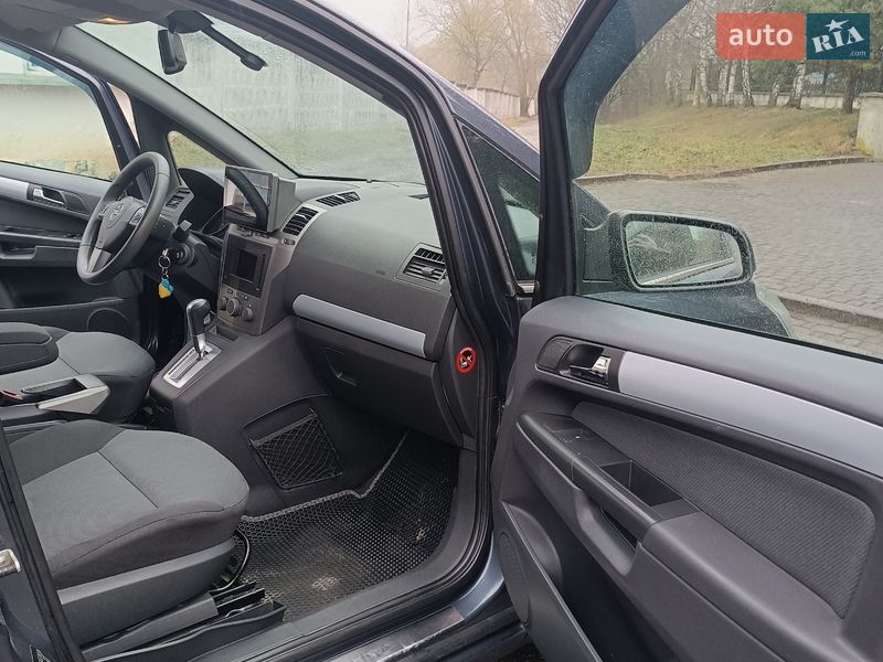 Минивэн Opel Zafira 2006 в Долине