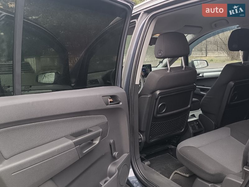 Минивэн Opel Zafira 2006 в Долине