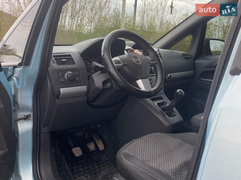 Минивэн Opel Zafira 2009 в Волочиске