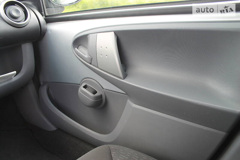 Хетчбек Peugeot 107 2011 в Дрогобичі