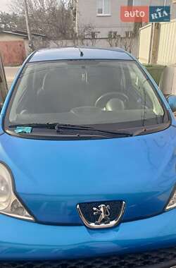 Хэтчбек Peugeot 107 2011 в 