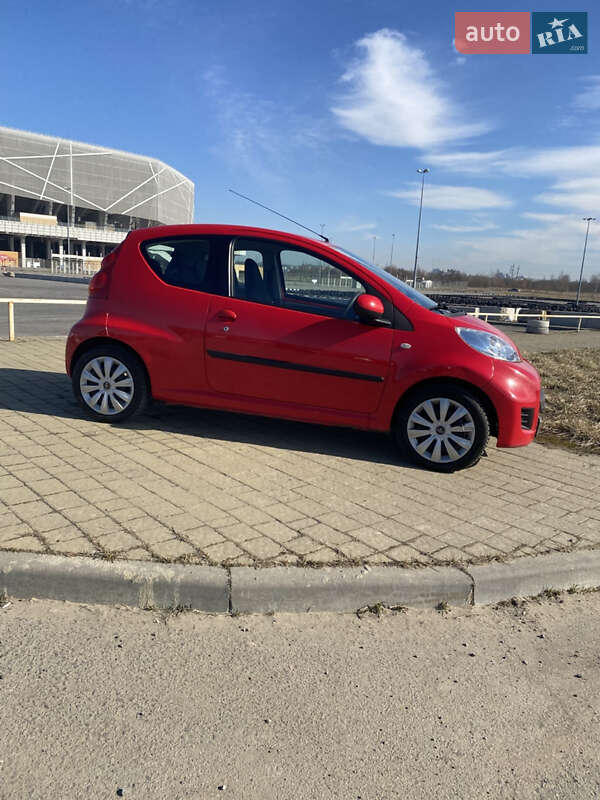 Хетчбек Peugeot 107 2011 в 