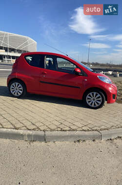Хетчбек Peugeot 107 2011 в 