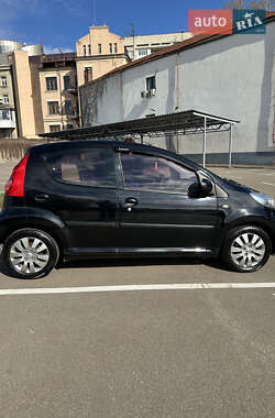 Хэтчбек Peugeot 107 2011 в 