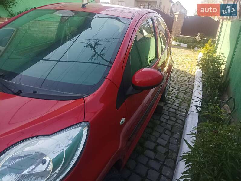 Хэтчбек Peugeot 107 2011 в Хусте