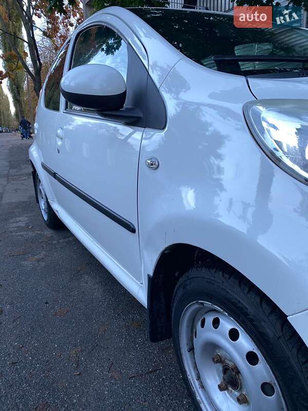 Хэтчбек Peugeot 107 2011 в Киеве