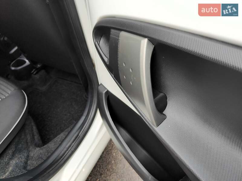 Хэтчбек Peugeot 107 2013 в Киеве