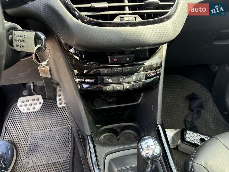 Позашляховик / Кросовер Peugeot 2008 2015 в Львові