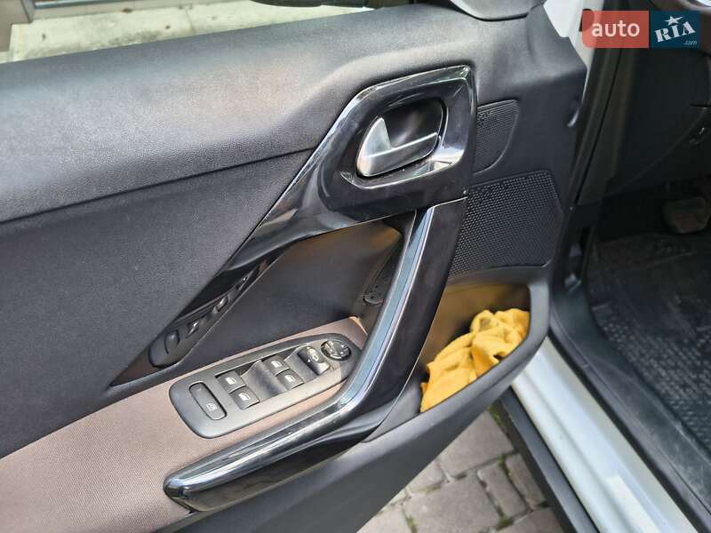 Позашляховик / Кросовер Peugeot 2008 2015 в Івано-Франківську фото 14 Позашляховик / Кросовер Peugeot 2008 2015 в Івано-Франківську