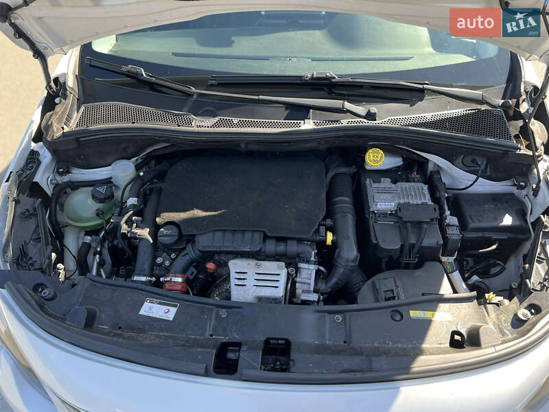 Внедорожник / Кроссовер Peugeot 2008 2017 в Киеве