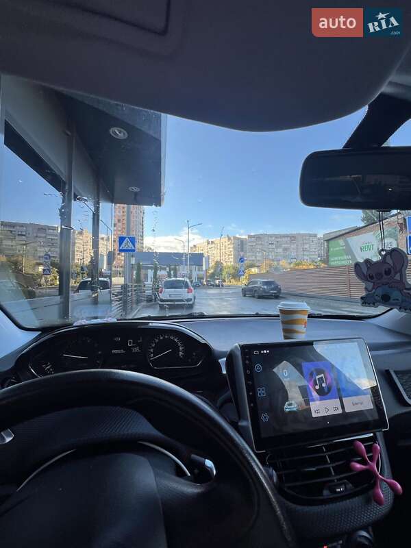 Позашляховик / Кросовер Peugeot 2008 2013 в Вишгороді