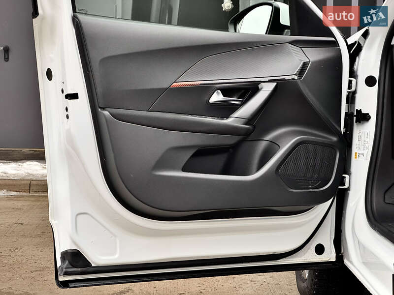 Внедорожник / Кроссовер Peugeot 2008 2021 в Киеве