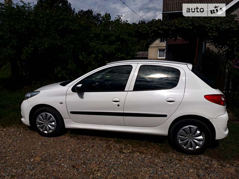 Хэтчбек Peugeot 206 plus 2011 в Львове
