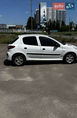 Хетчбек Peugeot 206+ 2010 в 