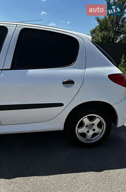 Хетчбек Peugeot 206+ 2010 в 