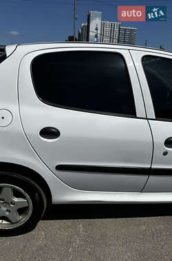 Хетчбек Peugeot 206+ 2010 в 