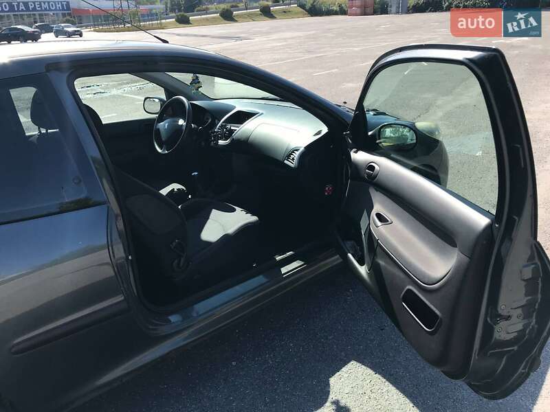 Хетчбек Peugeot 206+ 2012 в Ужгороді