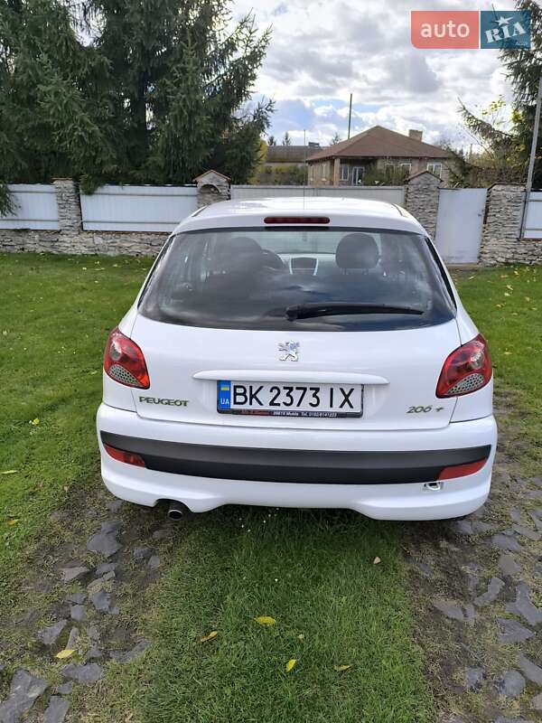 Хэтчбек Peugeot 206 plus 2010 в Дубно
