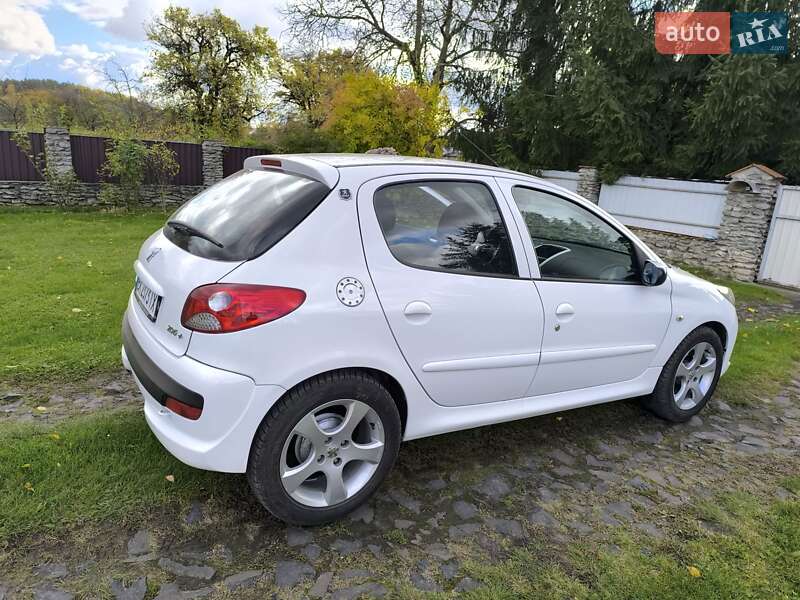 Хэтчбек Peugeot 206 plus 2010 в Дубно