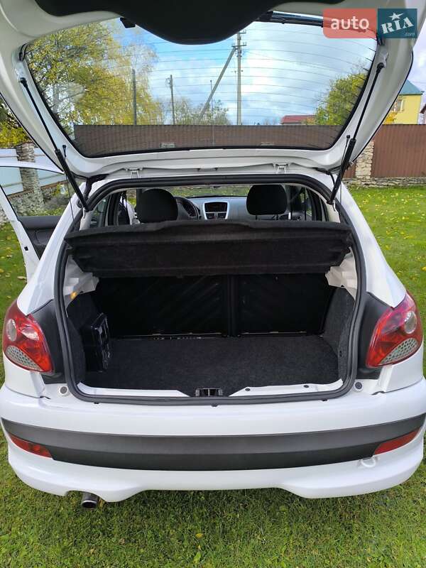 Хэтчбек Peugeot 206 plus 2010 в Дубно