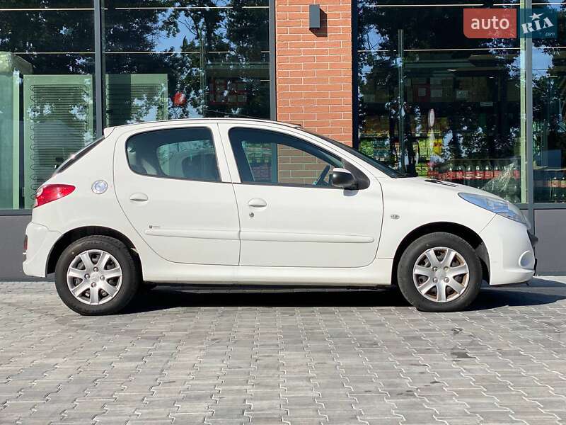 Хэтчбек Peugeot 206 plus 2009 в Киеве