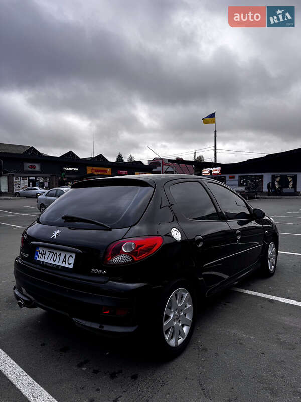 Хэтчбек Peugeot 206 plus 2009 в Подольске