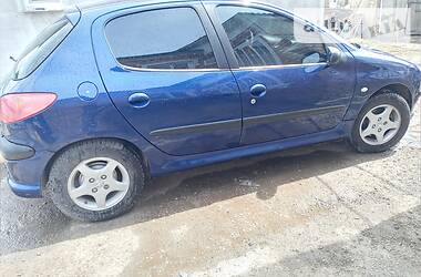 Седан Peugeot 206 2004 в Липовце