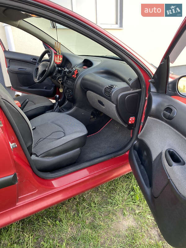 Седан Peugeot 206 2008 в Остер