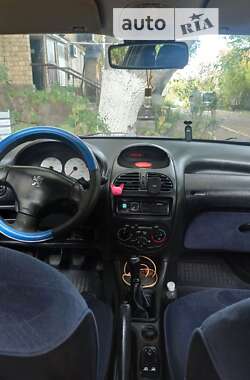 Хэтчбек Peugeot 206 2003 в 