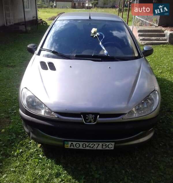 Хэтчбек Peugeot 206 2002 в Хусте