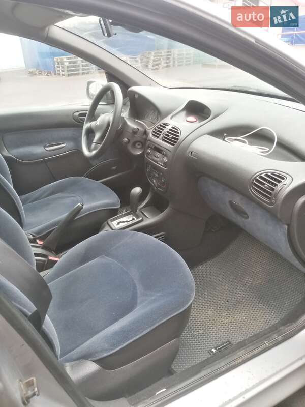 Хэтчбек Peugeot 206 2000 в Мукачево