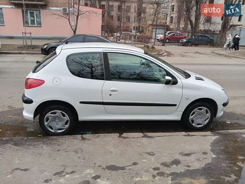 Хетчбек Peugeot 206 2004 в Києві