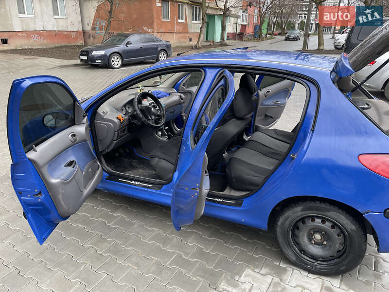 Хетчбек Peugeot 206 2003 в Чернівцях