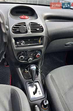 Хэтчбек Peugeot 206 2006 в 