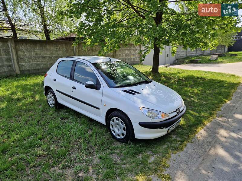 Хетчбек Peugeot 206 2008 в 