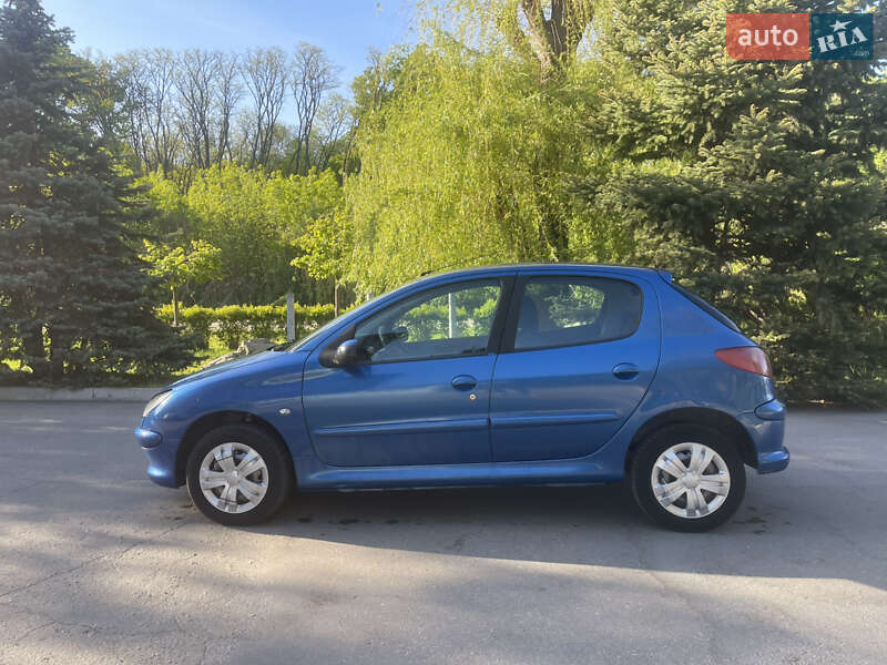 Хетчбек Peugeot 206 2005 в Дніпрі